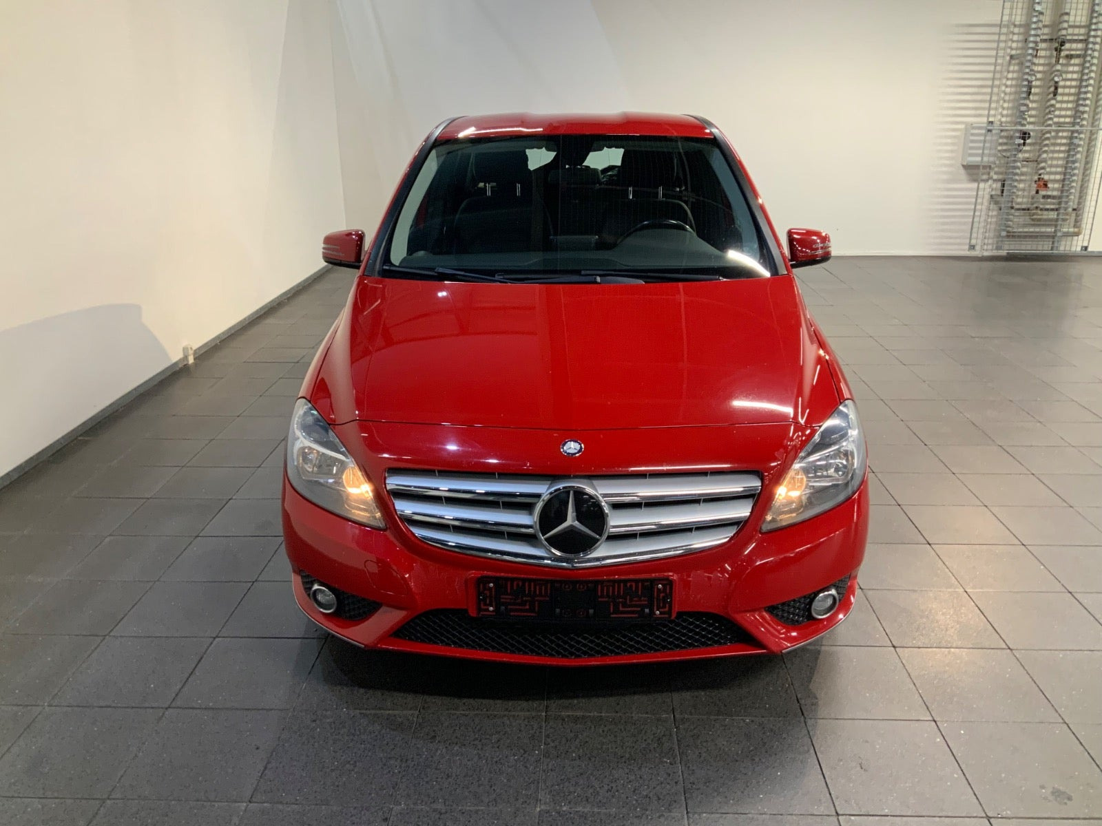 Rød Mercedes B200 fra 2012