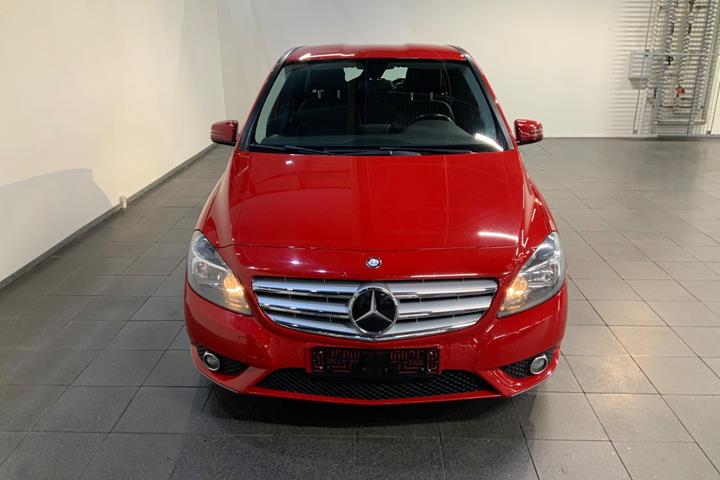Rød Mercedes B200 fra 2012