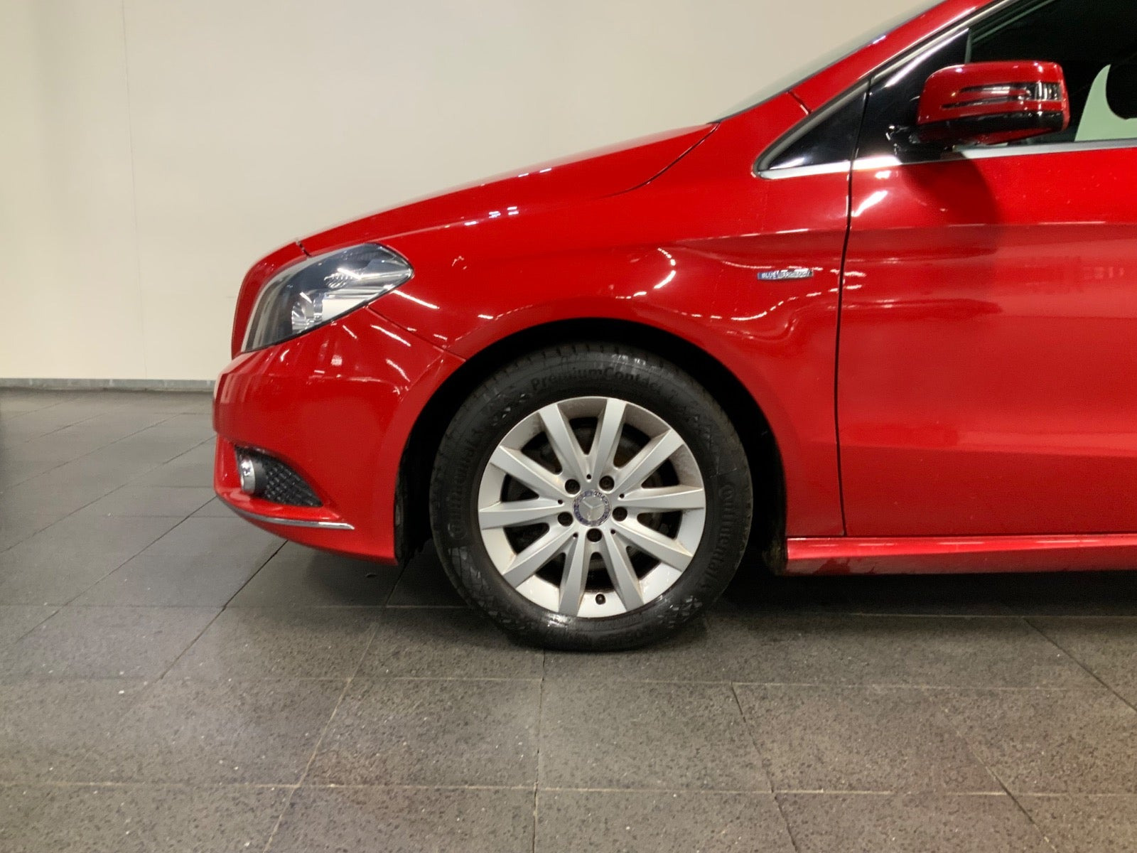 Rød Mercedes B200 fra 2012