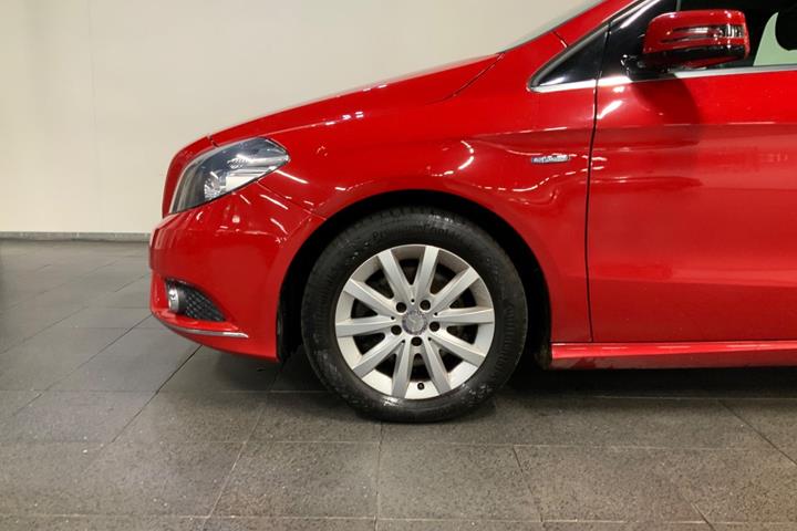 Rød Mercedes B200 fra 2012