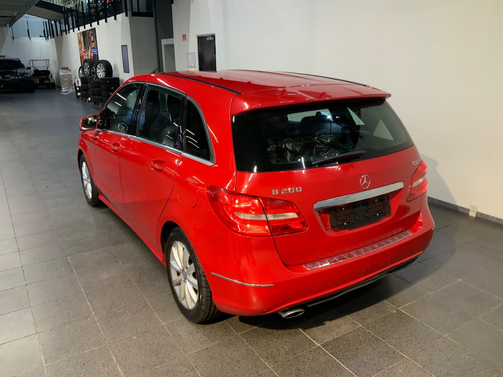 Rød Mercedes B200 fra 2012