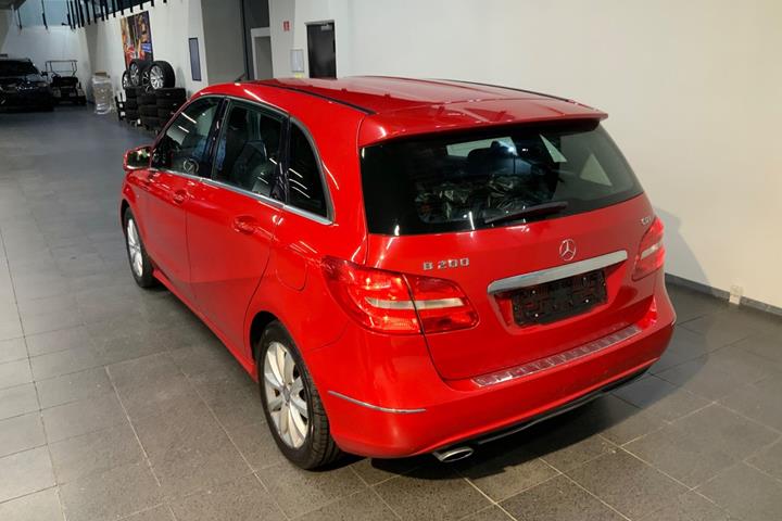 Rød Mercedes B200 fra 2012