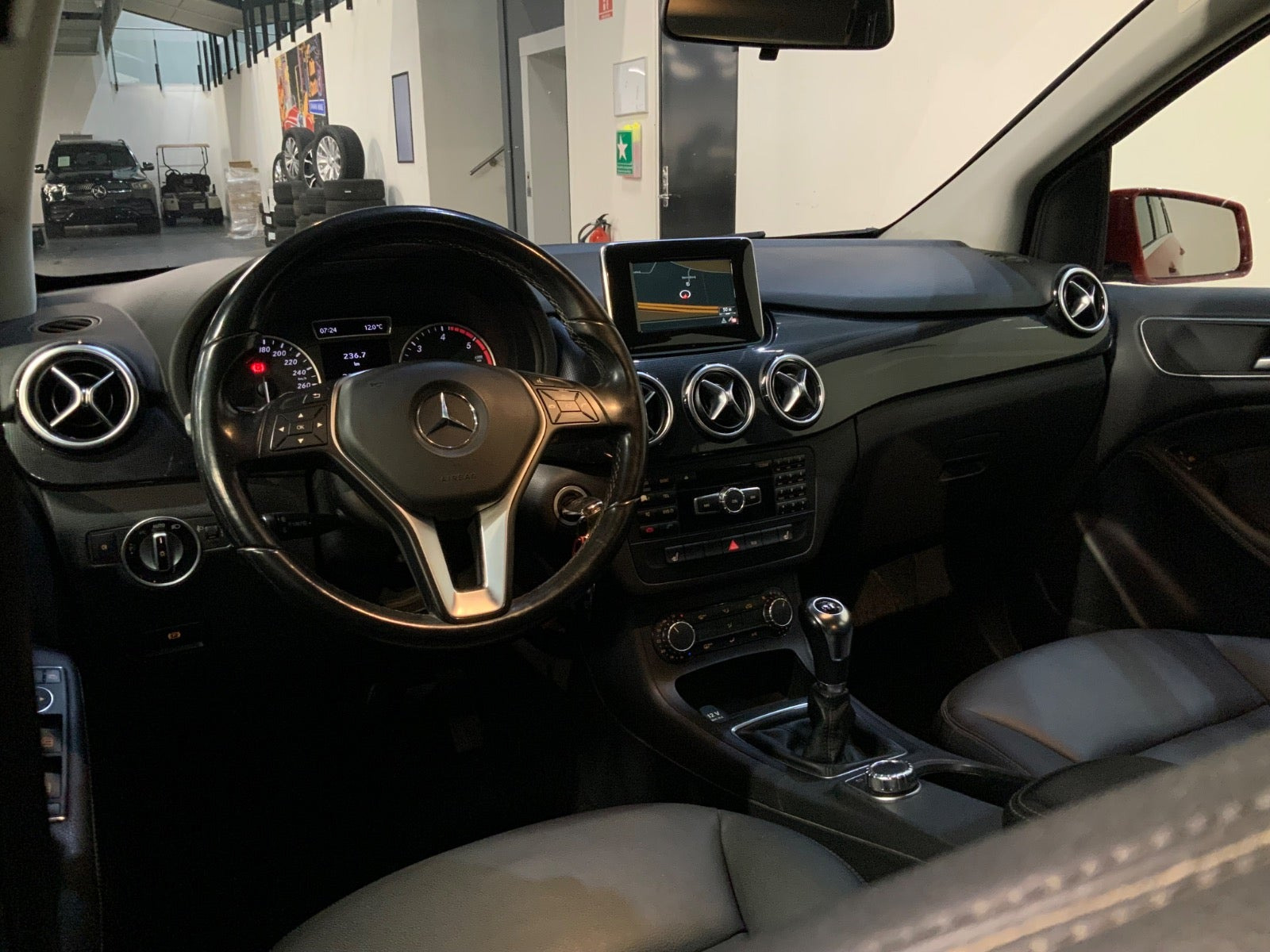 Rød Mercedes B200 fra 2012