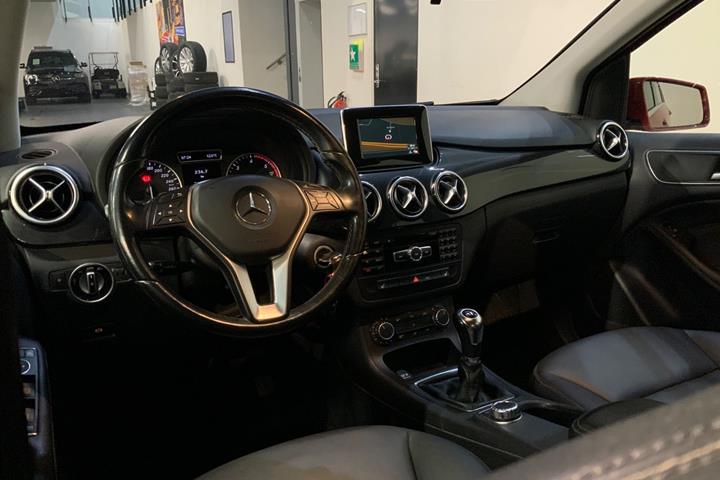 Rød Mercedes B200 fra 2012