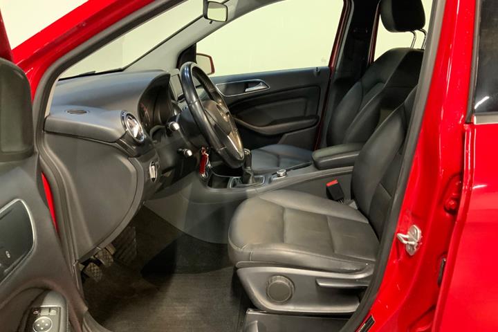 Rød Mercedes B200 fra 2012