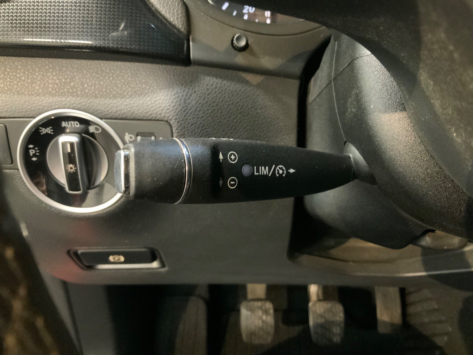 Rød Mercedes B200 fra 2012