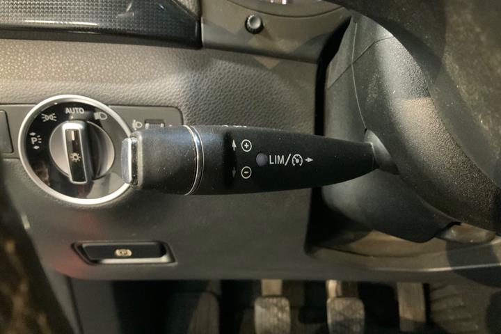 Rød Mercedes B200 fra 2012