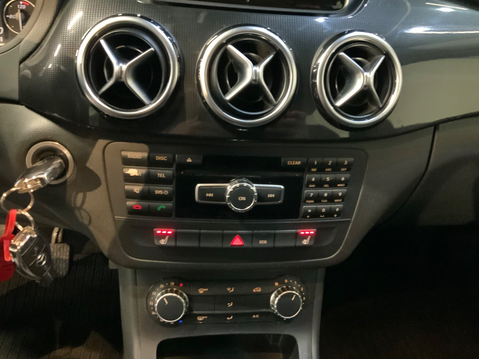 Rød Mercedes B200 fra 2012