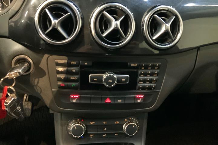 Rød Mercedes B200 fra 2012