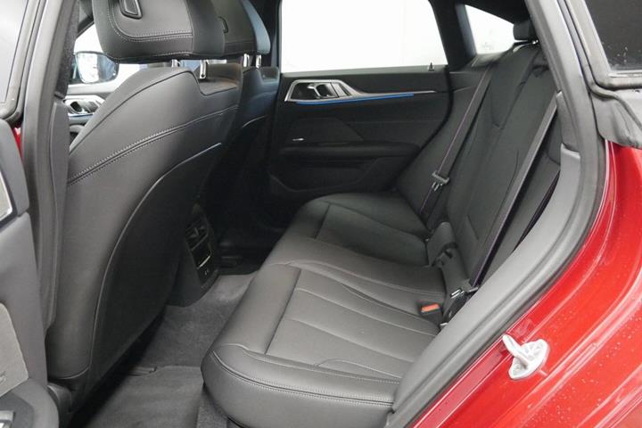 Rød BMW i4 fra 2026