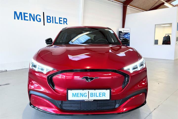 Rød Ford Mustang Mach-E fra 2023