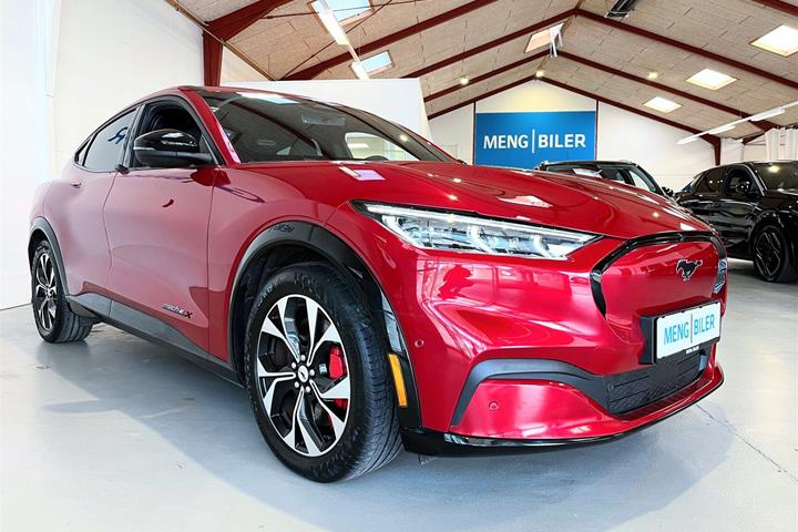 Rød Ford Mustang Mach-E fra 2023