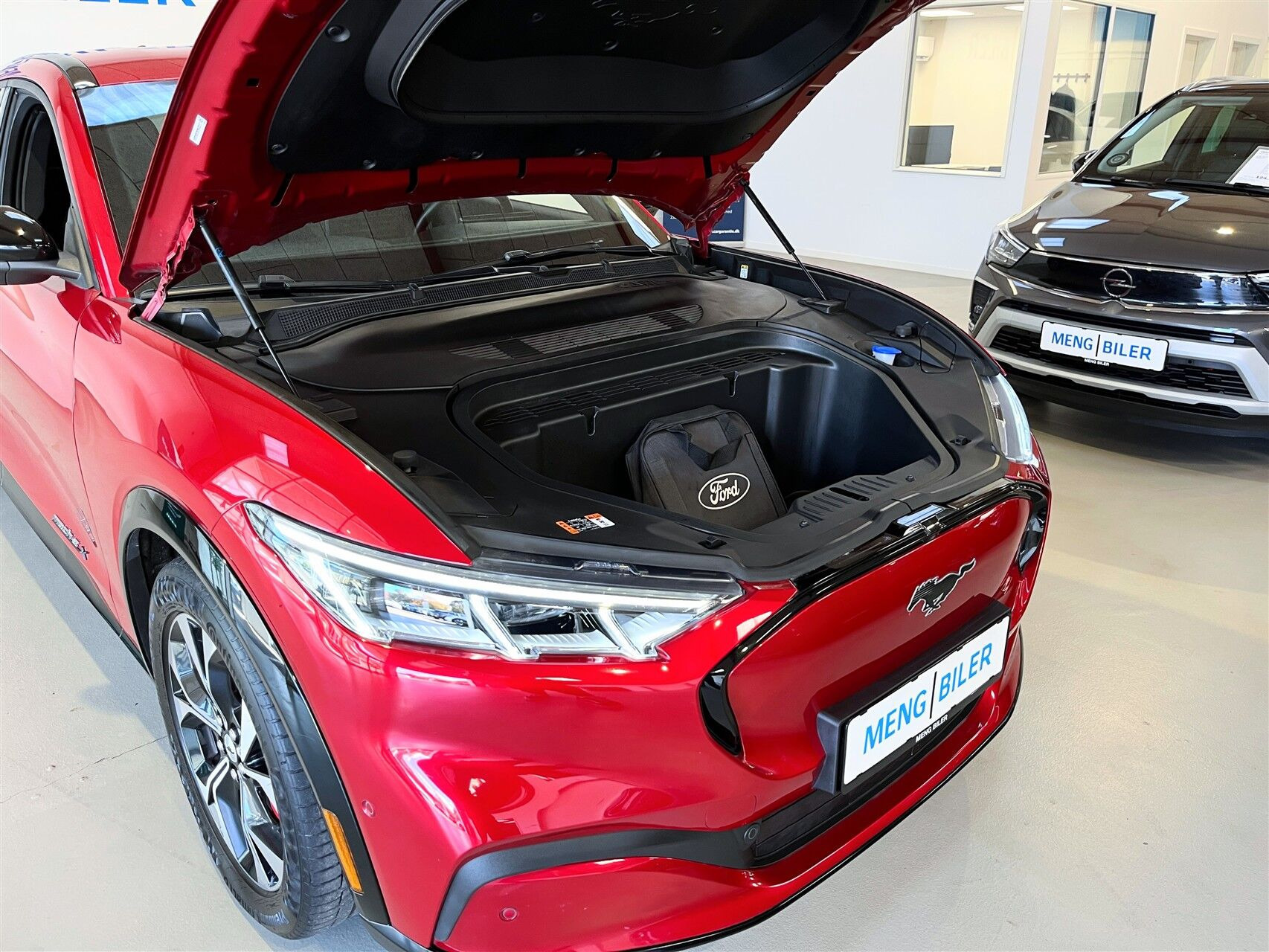 Rød Ford Mustang Mach-E fra 2023