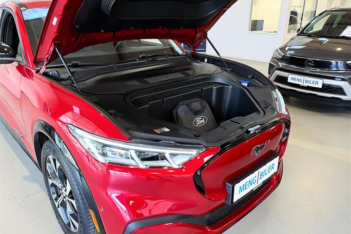 Rød Ford Mustang Mach-E fra 2023