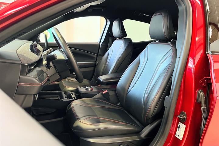 Rød Ford Mustang Mach-E fra 2023