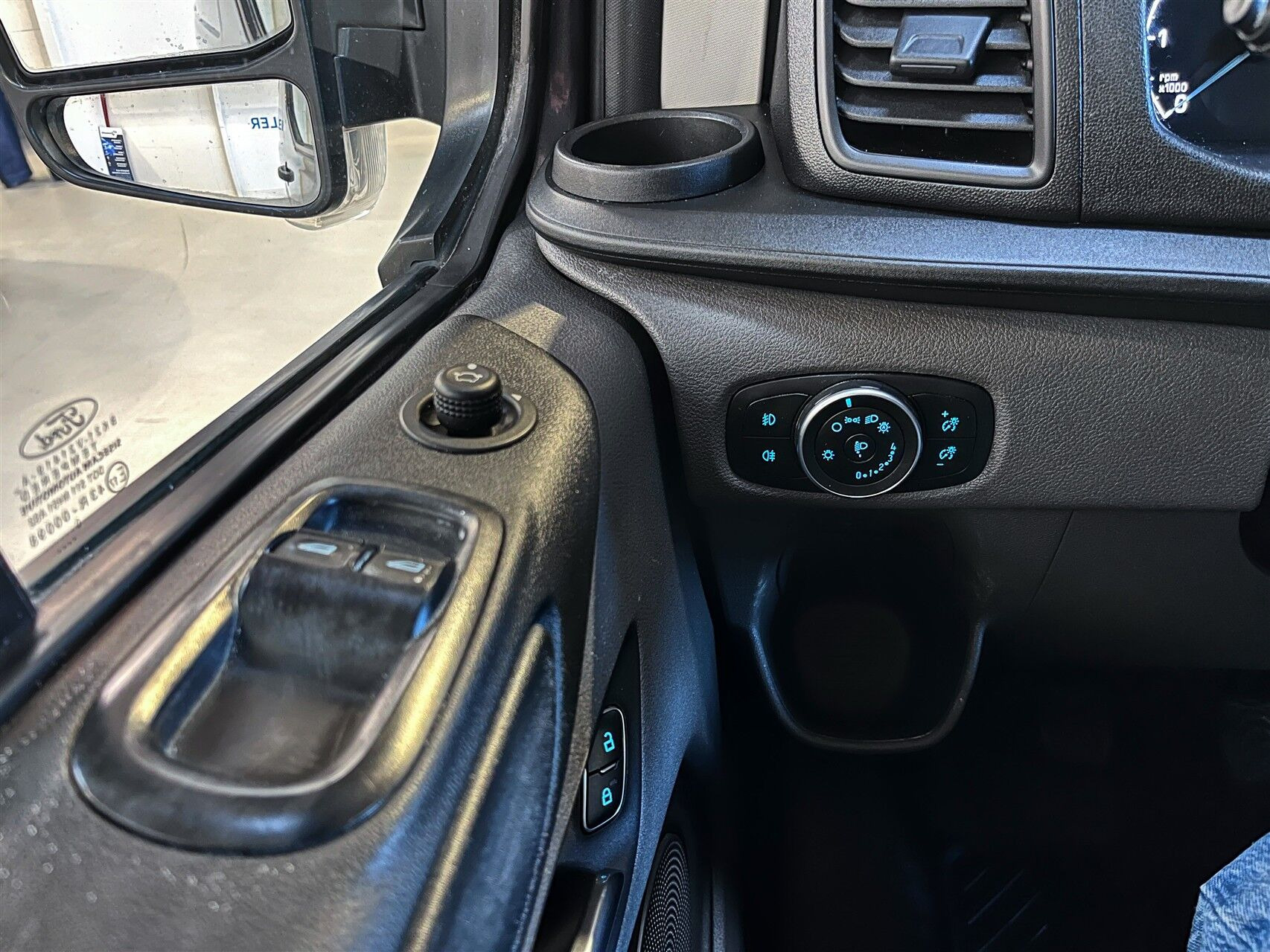 Grå Ford Transit Custom fra 2020