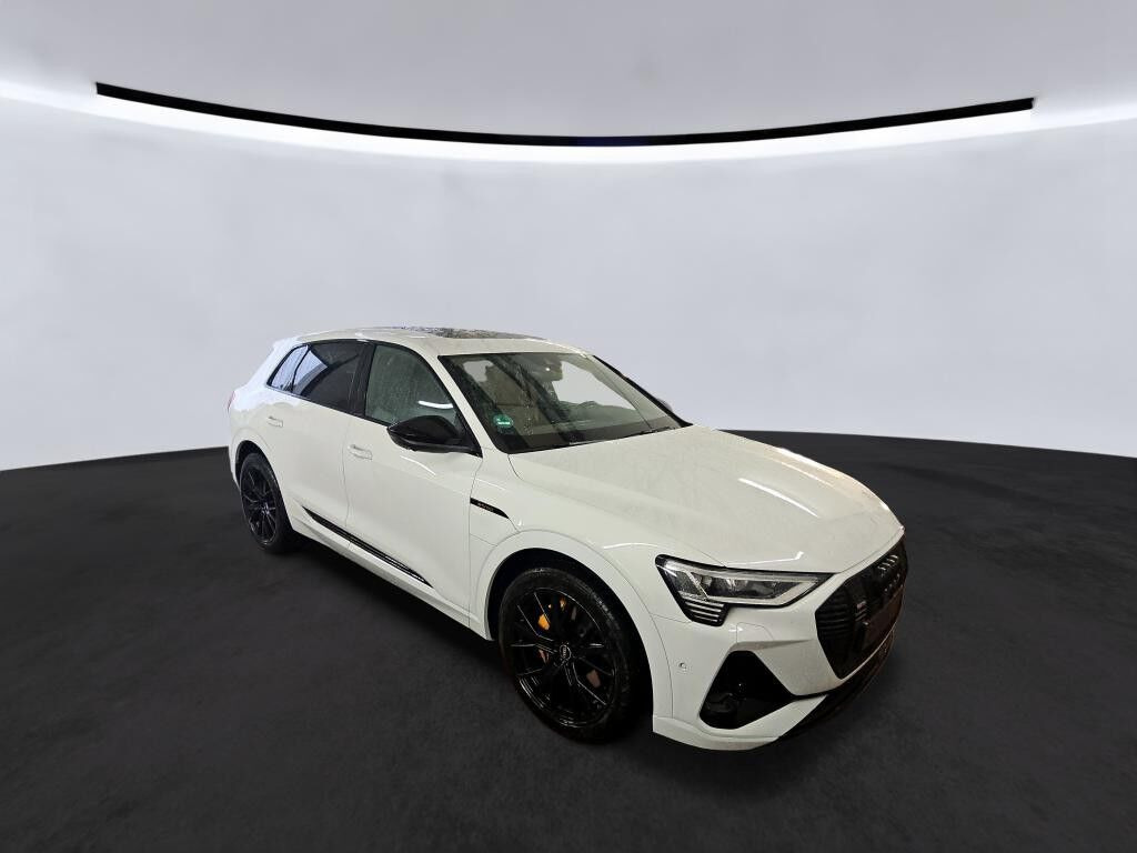 Hvid Audi e-tron fra 2022