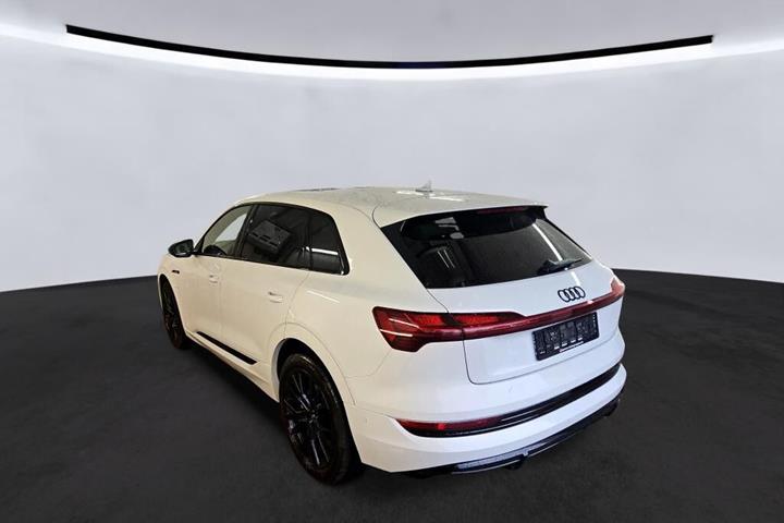 Hvid Audi e-tron fra 2022