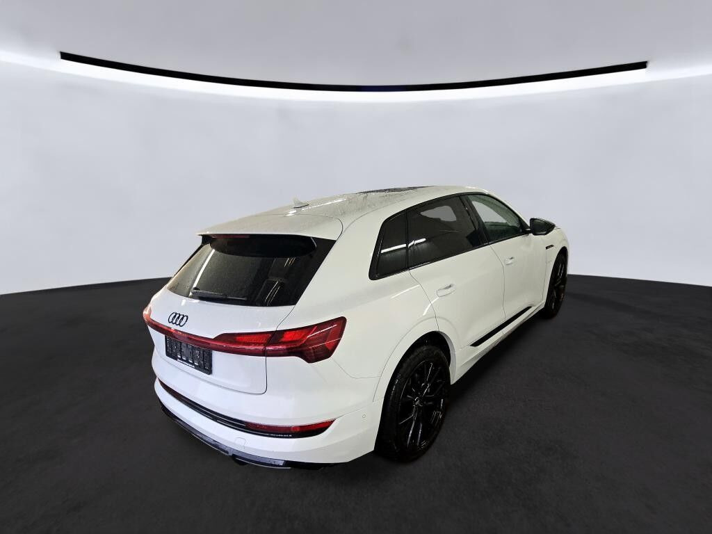 Hvid Audi e-tron fra 2022