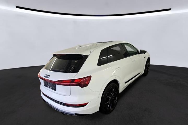 Hvid Audi e-tron fra 2022