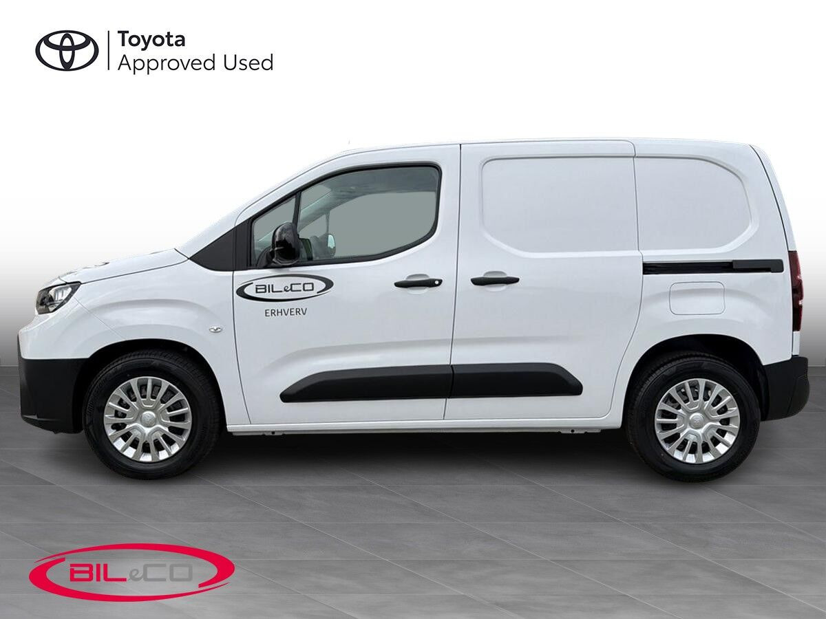 Hvid Toyota ProAce City fra 2026