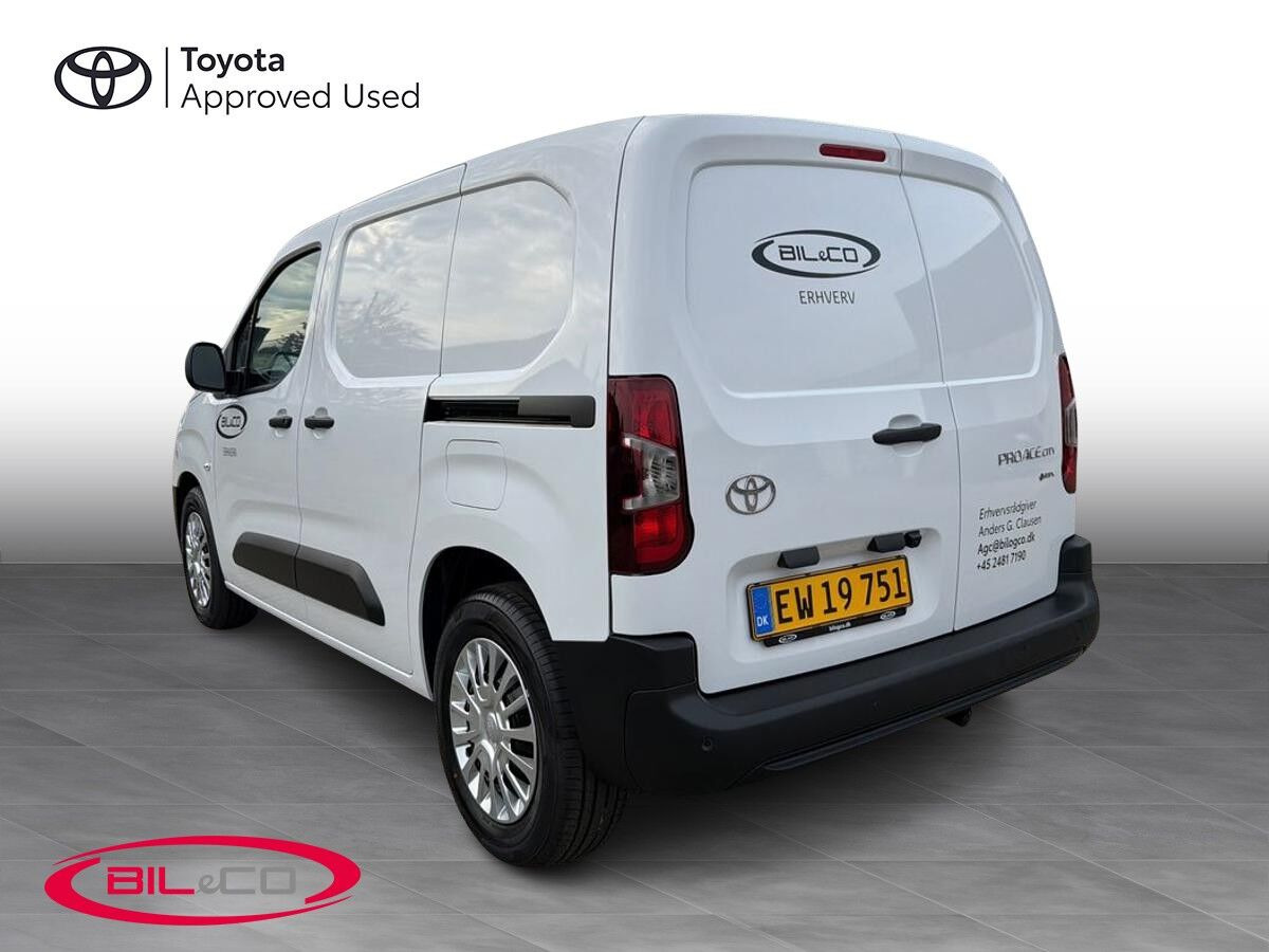 Hvid Toyota ProAce City fra 2026