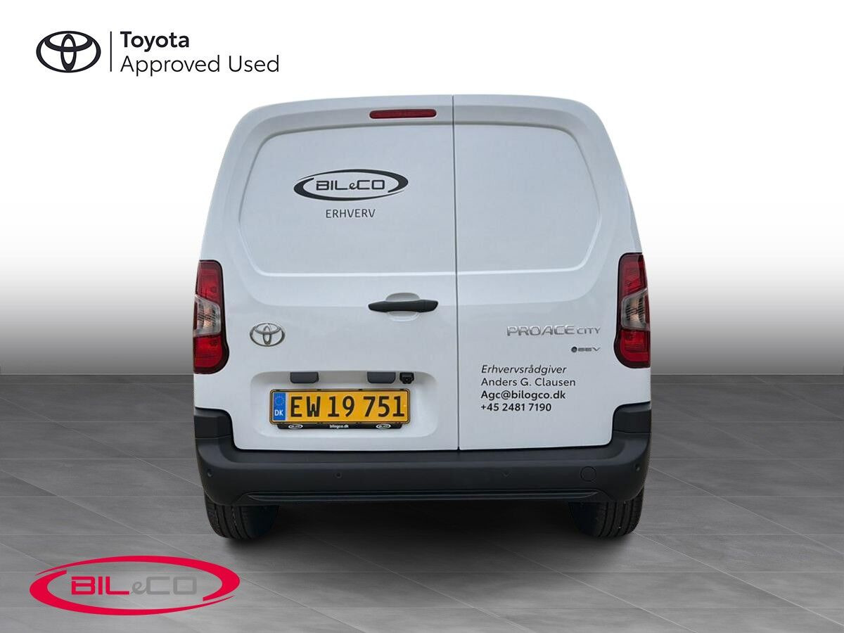 Hvid Toyota ProAce City fra 2026