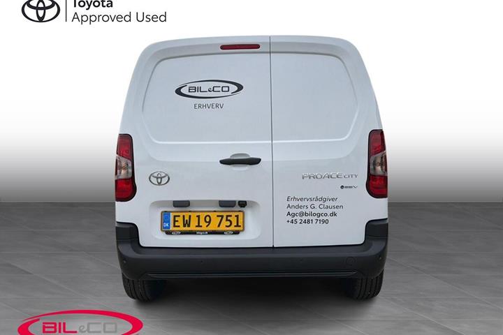 Hvid Toyota ProAce City fra 2026