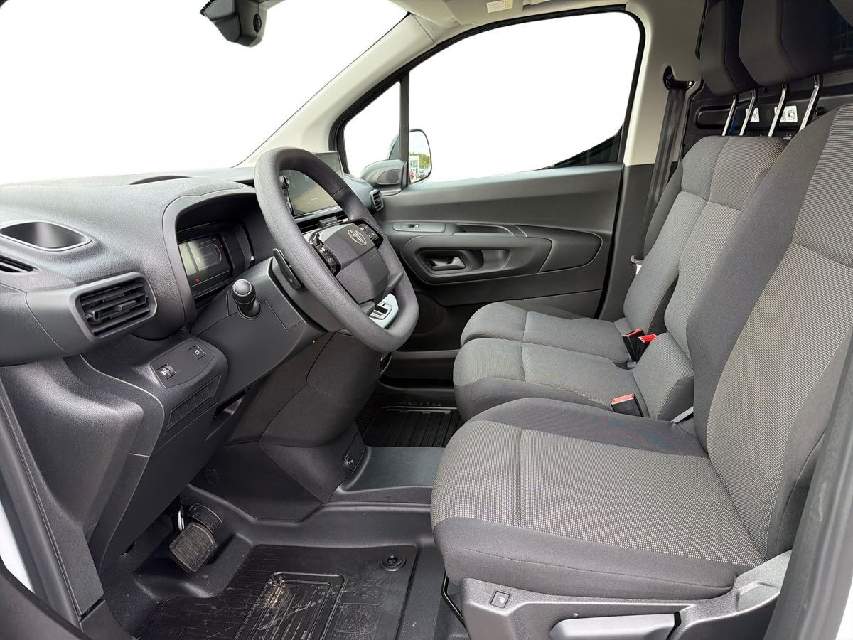 Hvid Toyota ProAce City fra 2026