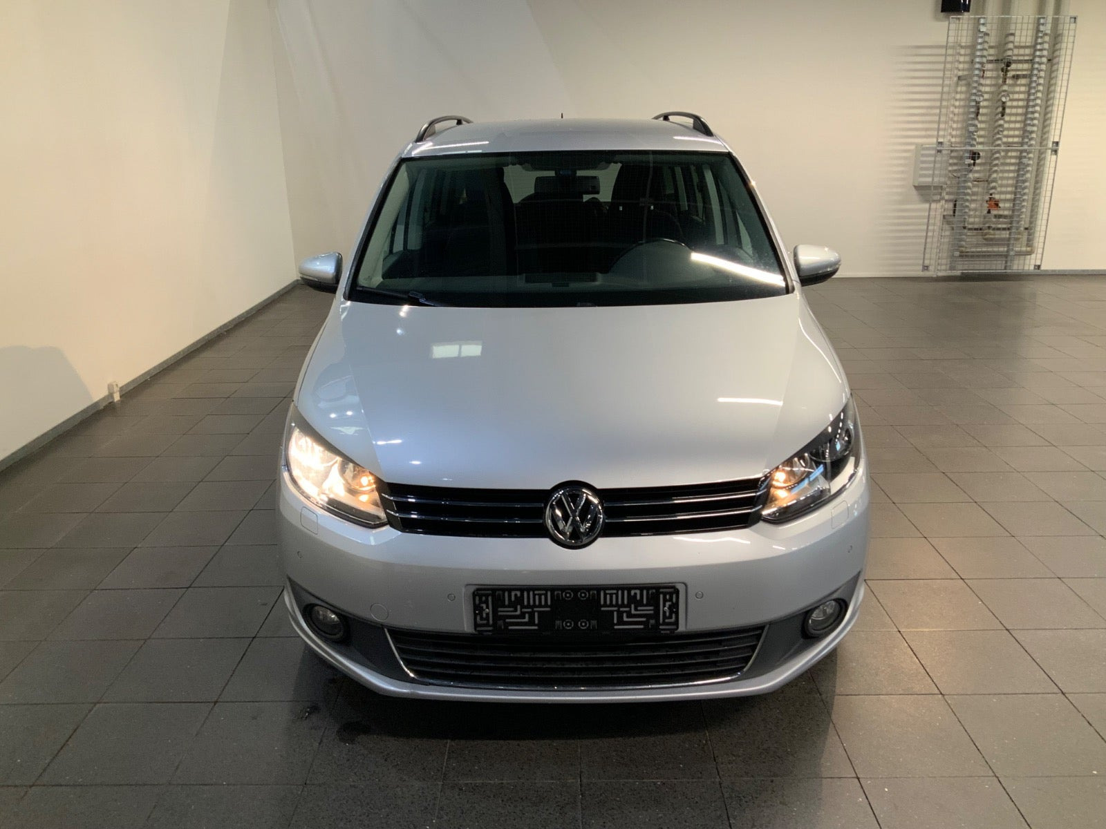 Sølv VW Touran fra 2012