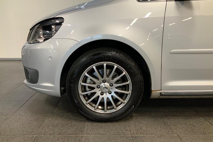Sølv VW Touran fra 2012