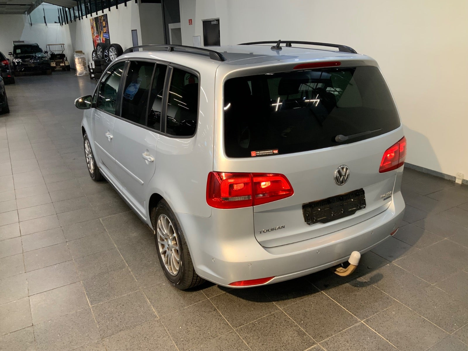 Sølv VW Touran fra 2012