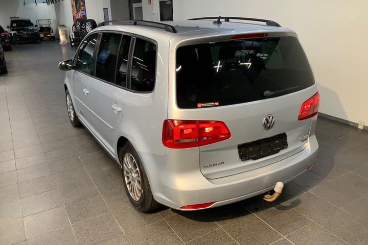 Sølv VW Touran fra 2012
