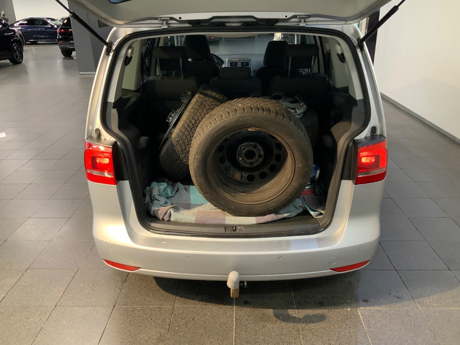 Sølv VW Touran fra 2012