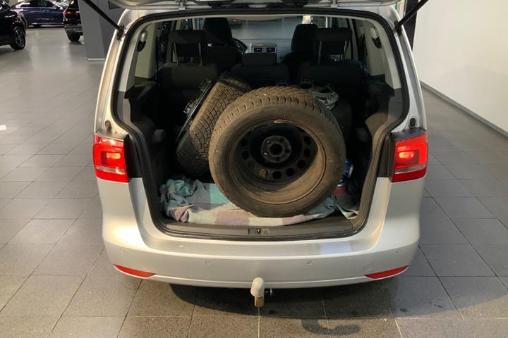 Sølv VW Touran fra 2012