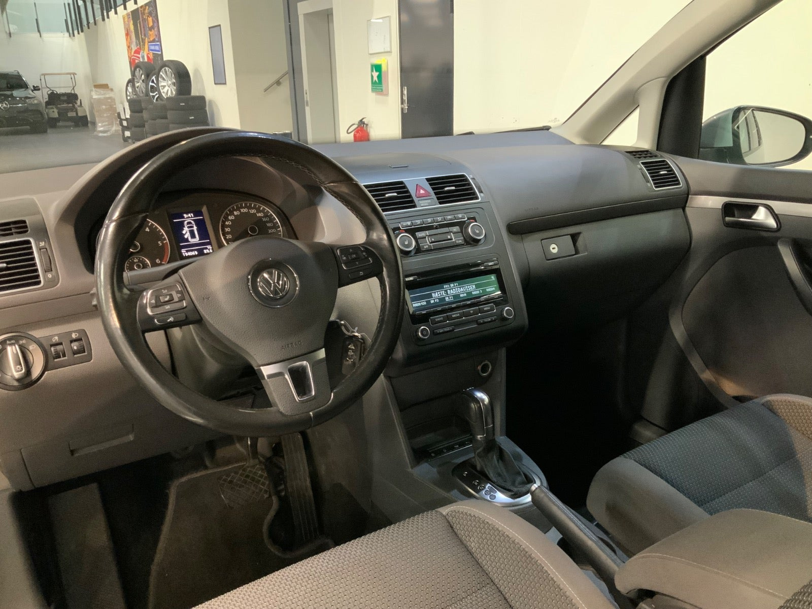 Sølv VW Touran fra 2012
