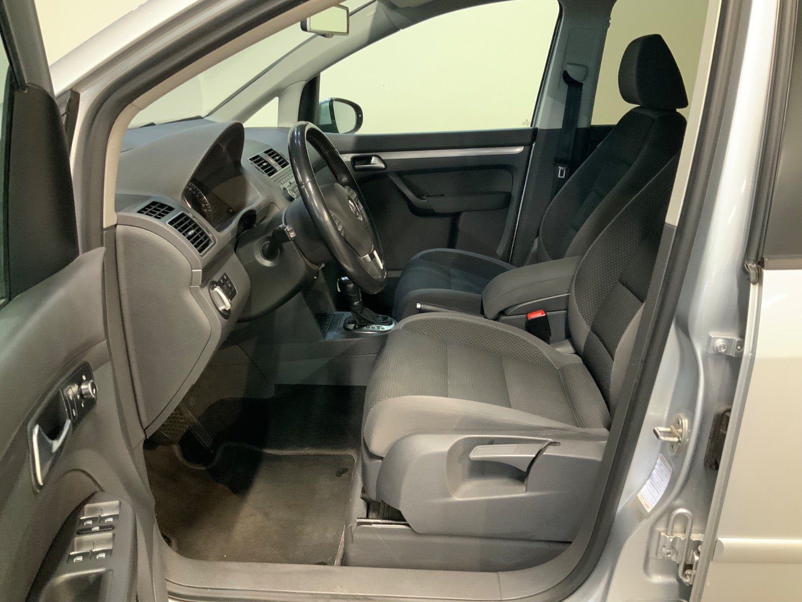 Sølv VW Touran fra 2012