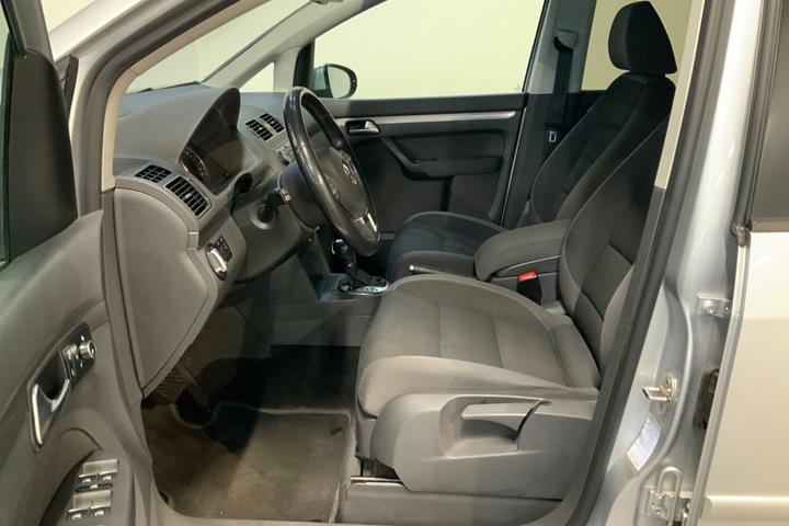 Sølv VW Touran fra 2012