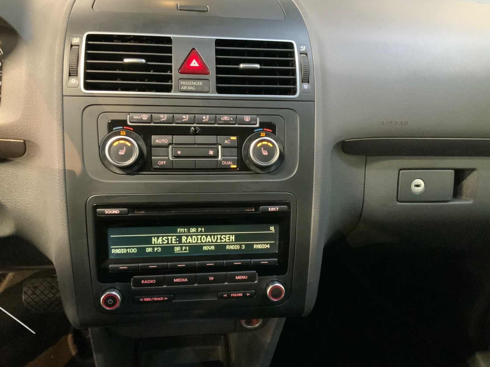 Sølv VW Touran fra 2012