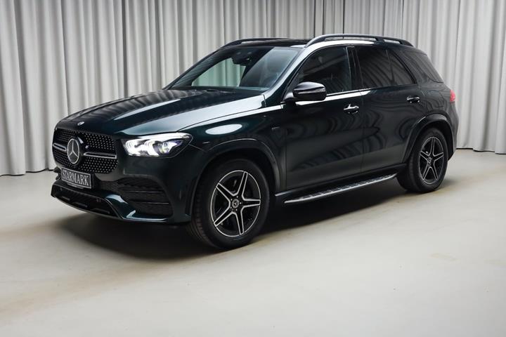 Grøn Mercedes GLE350 de fra 2021 set udefra