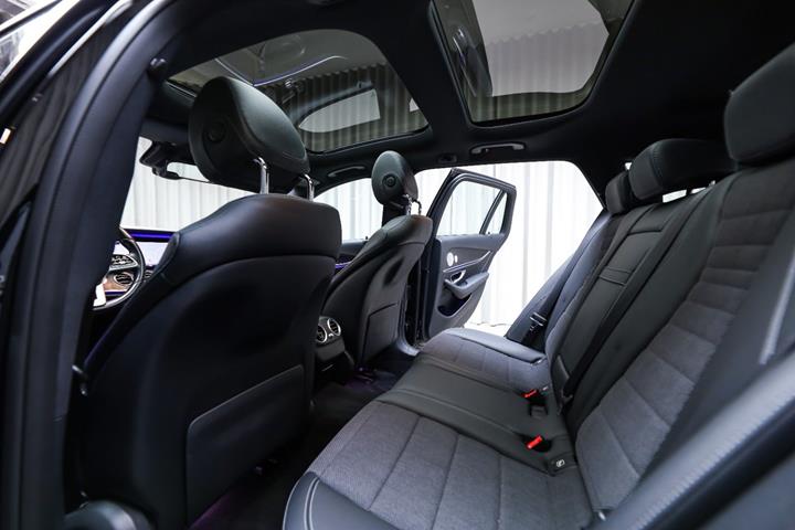 Sort Mercedes E400 d fra 2019