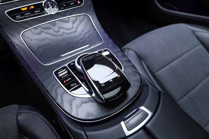 Sort Mercedes E400 d fra 2019