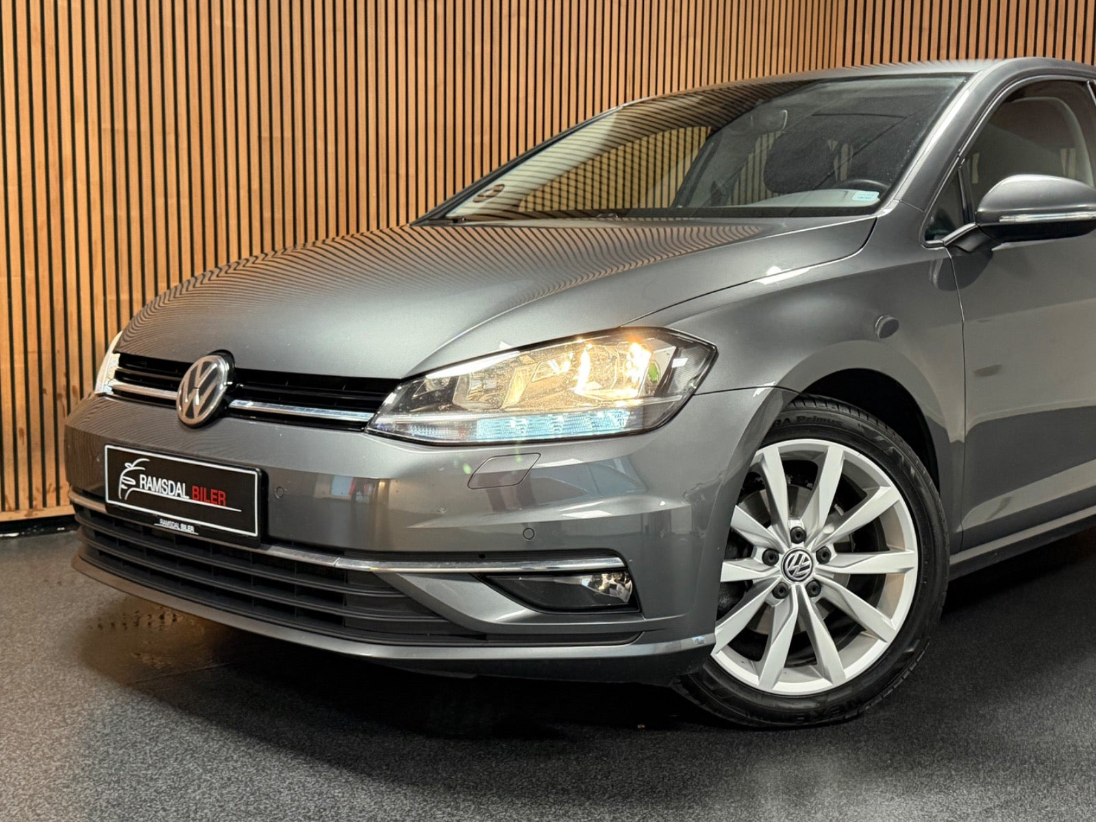 Grå VW Golf VII fra 2019