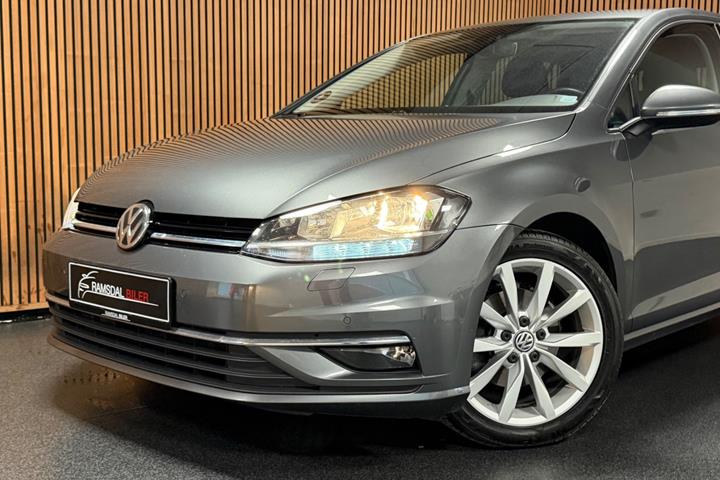 Grå VW Golf VII fra 2019