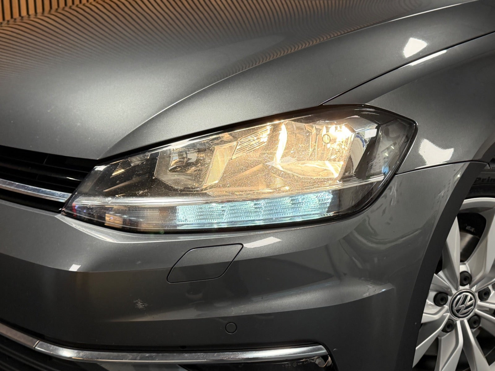 Grå VW Golf VII fra 2019