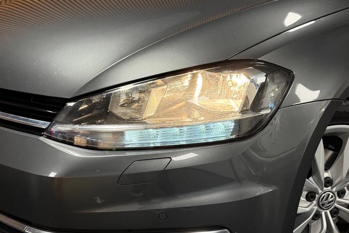 Grå VW Golf VII fra 2019