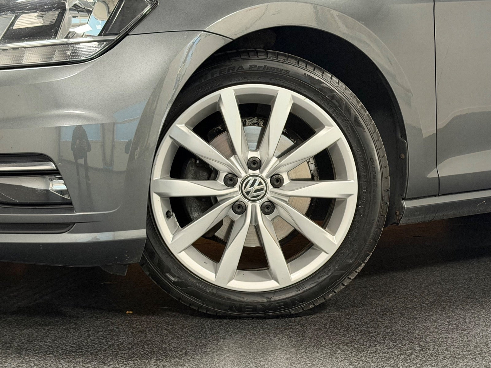 Grå VW Golf VII fra 2019