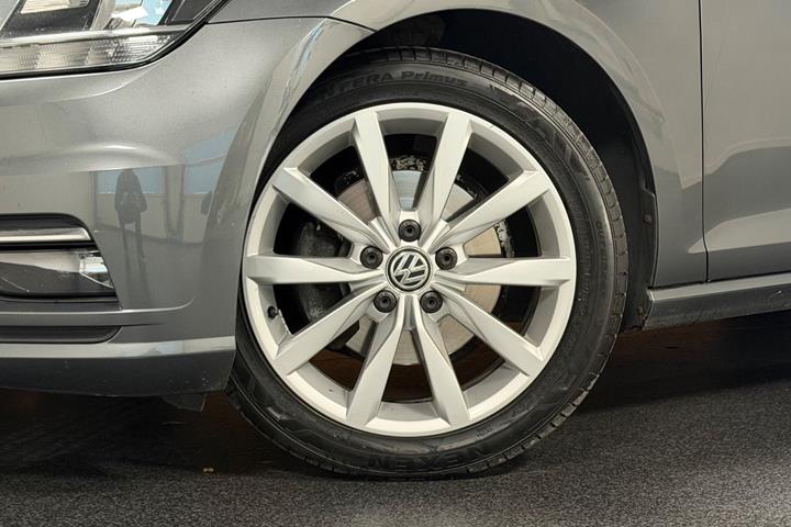 Grå VW Golf VII fra 2019