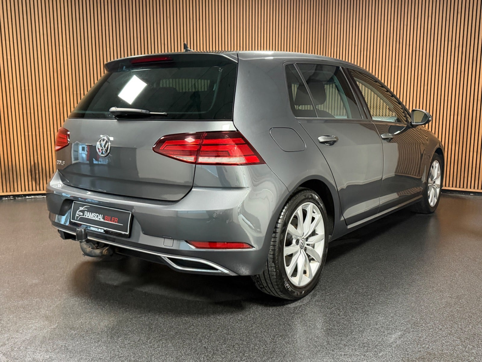 Grå VW Golf VII fra 2019