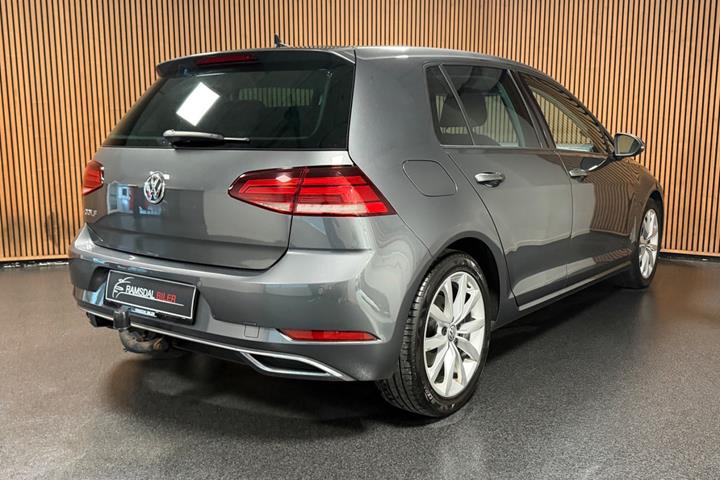 Grå VW Golf VII fra 2019